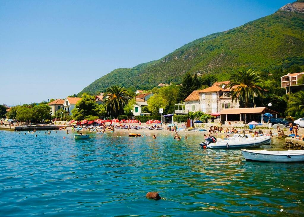 Hotel Vila Duricic 300M Od Mora Ðenovići Exteriér fotografie